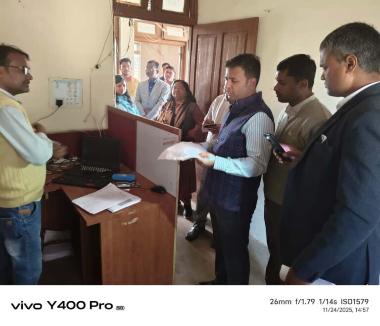 कमिश्नर ने डोलरिया, सिवनी मालवा एवं रहटगांव के तहसील कार्यालयों का किया औचक निरीक्षण (6)