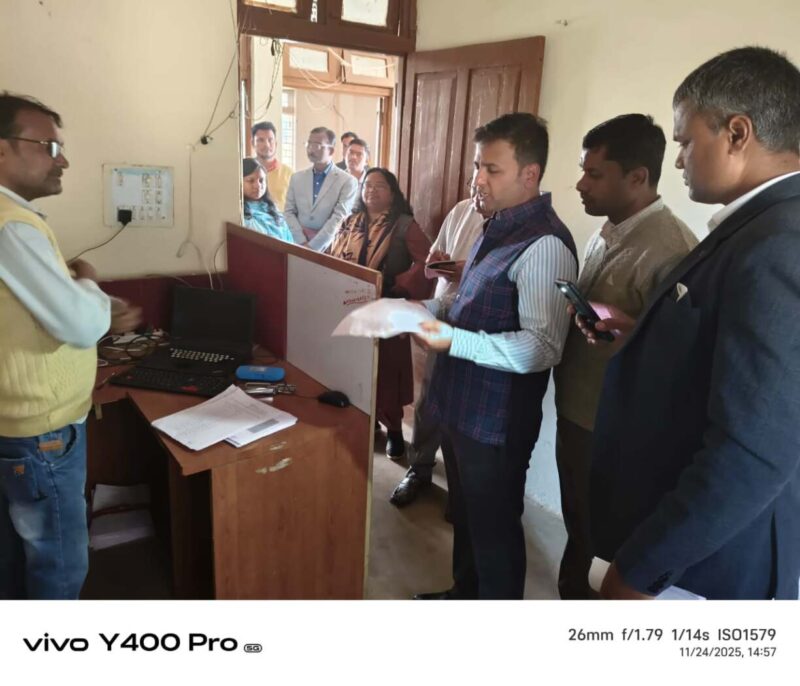 कमिश्नर ने डोलरिया, सिवनी मालवा एवं रहटगांव के तहसील कार्यालयों का किया औचक निरीक्षण (6)