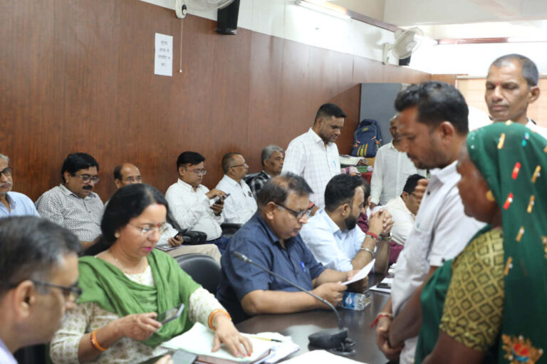 किसी ने मकान पर अवैध कब्जा करने तो किसी