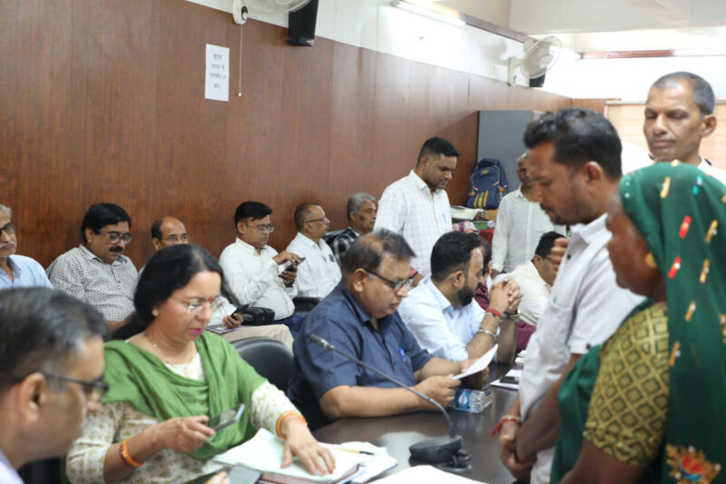 किसी ने मकान पर अवैध कब्जा करने तो किसी