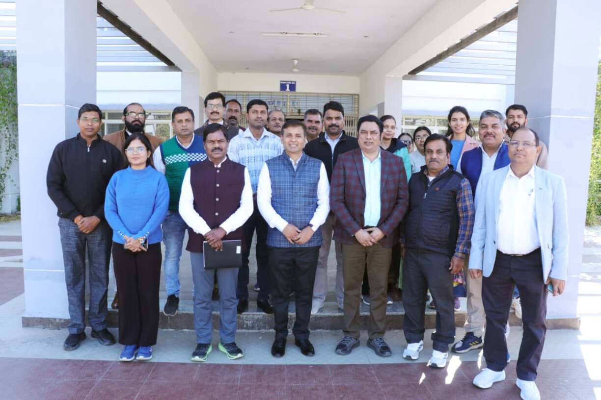 उपायुक्त राजस्व गणेश जायसवाल के स्थानांतरण पर दी गई भावभीनी विदाई (1)