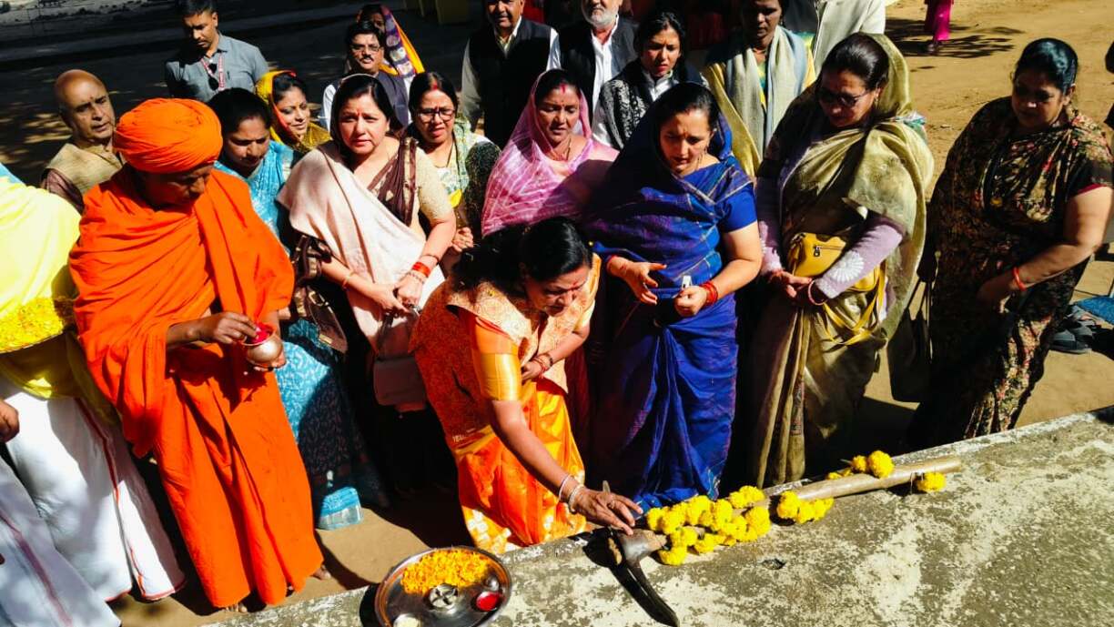 राज्यसभा सांसद माया (3)