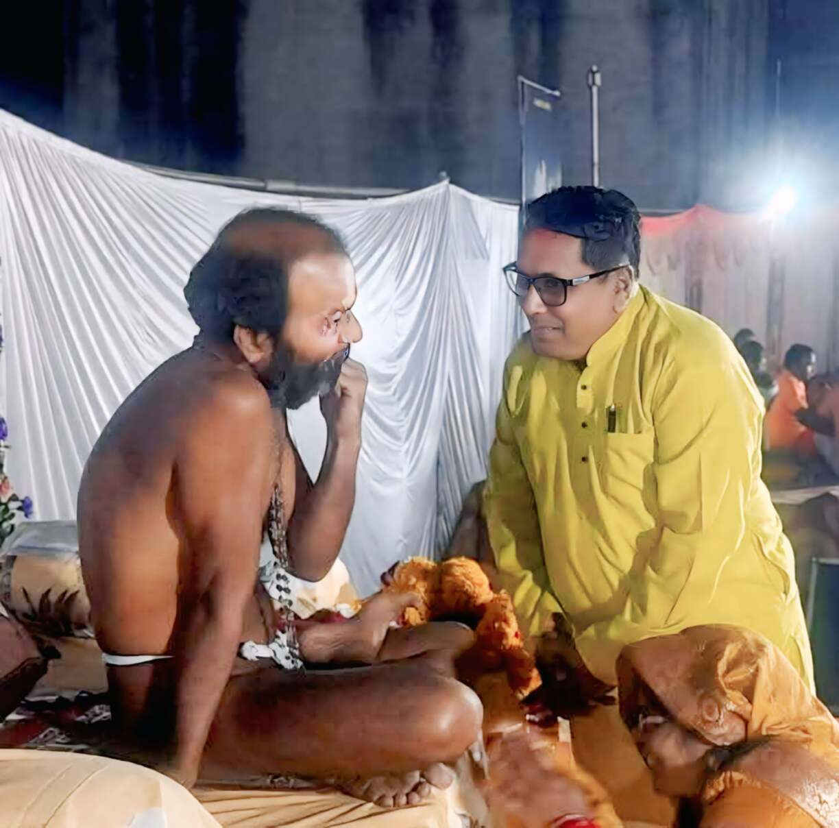 सद्गुरु के चर्चा करते लेखक आत्माराम यादव