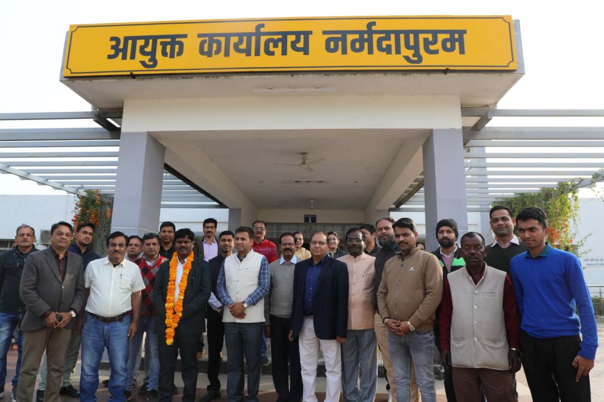 अश्रुपूर्ण आंखों से जेसीडी श्री दोहर की सेवानिवृत्ति पर दी गई भाव भीनी विदाई (5)