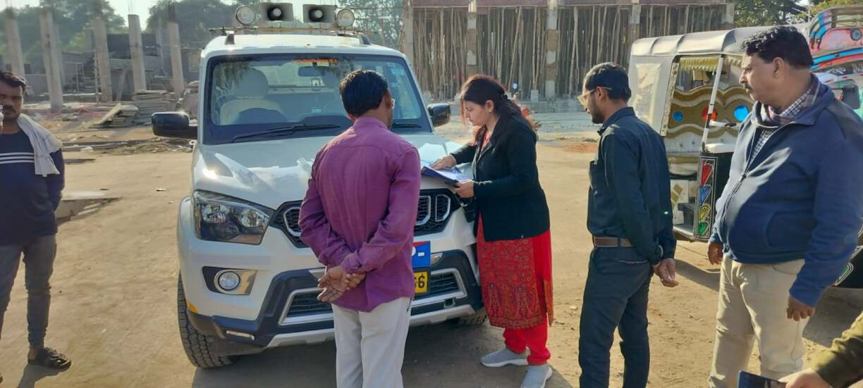 आरटीओ द्वरारा की गई पिपरिया बस स्टैंड पर बसों की जांच (2)