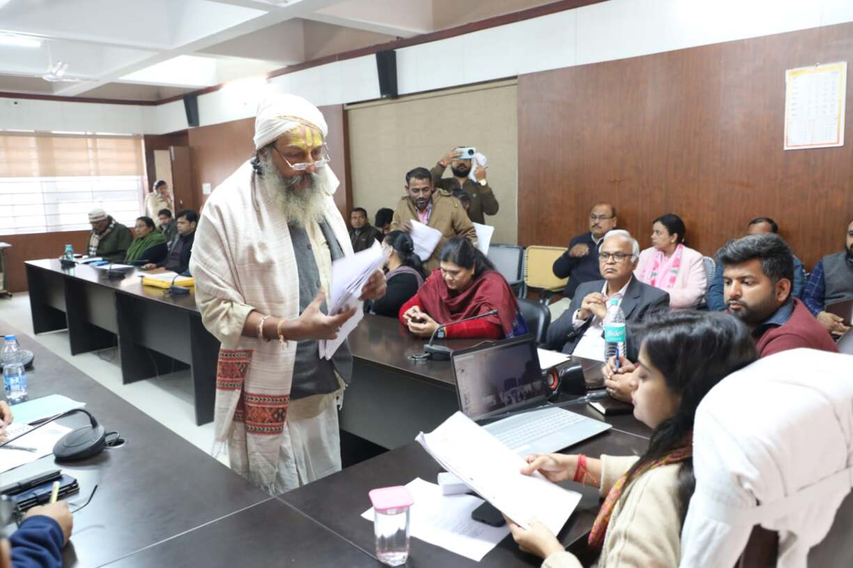 कलेक्टर ने जनसुनवाई के दौरान जनसामान्य की समस्याओं का किया समाधान (1)