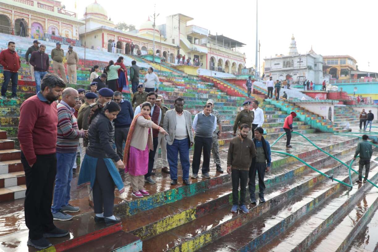 कलेक्टर सुश्री सोनिया मीना ने नर्मदा प्रकटोत्सव की तैयारियों का लिया जायजा (4)