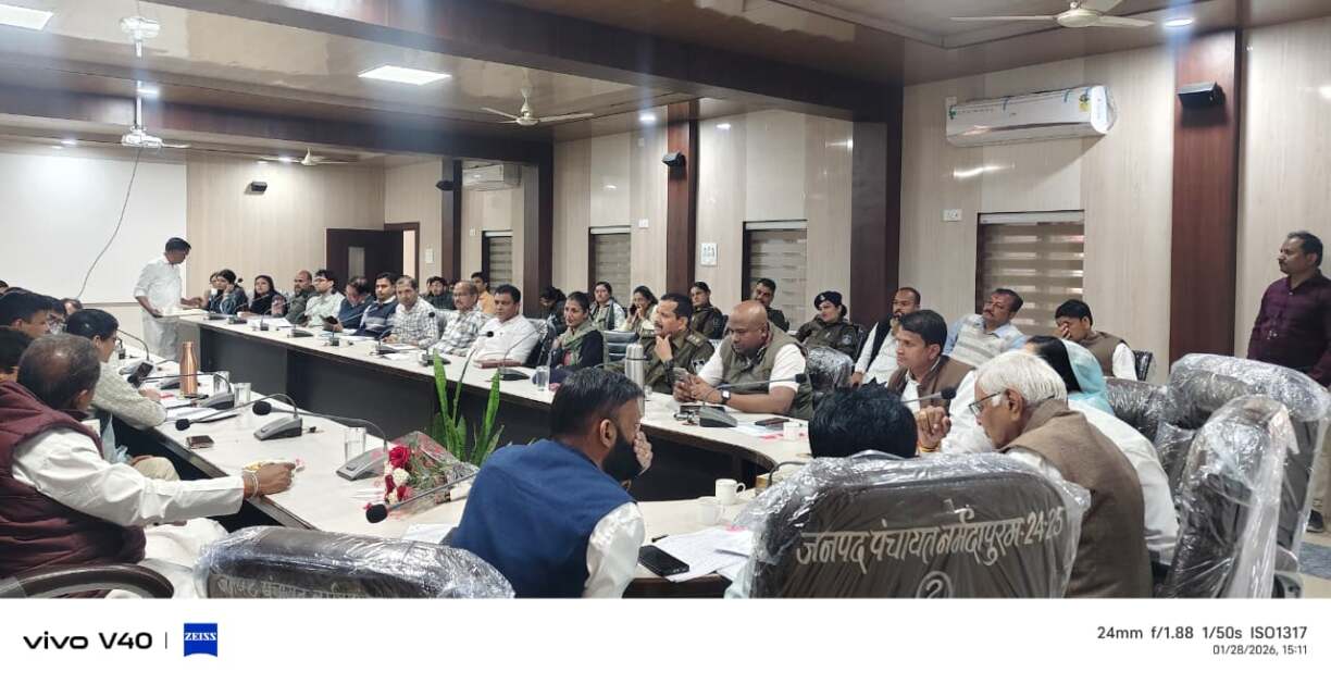 विधायक डॉ. सीतासरन शर्मा ने की विकास योजनाओं की विस्तृत समीक्षा (2)