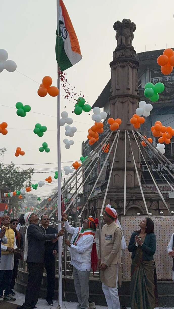 सांसद श्री दर्शन सिंह चौधरी ने नगर पालिका इटारसी एवं कन्या शाला में ध्वज फहराया (2)