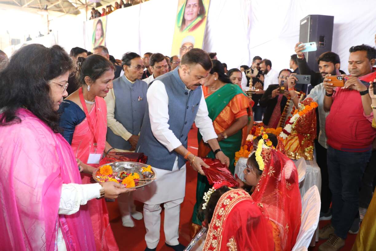 स्कूल शिकका वितरण किया (3)