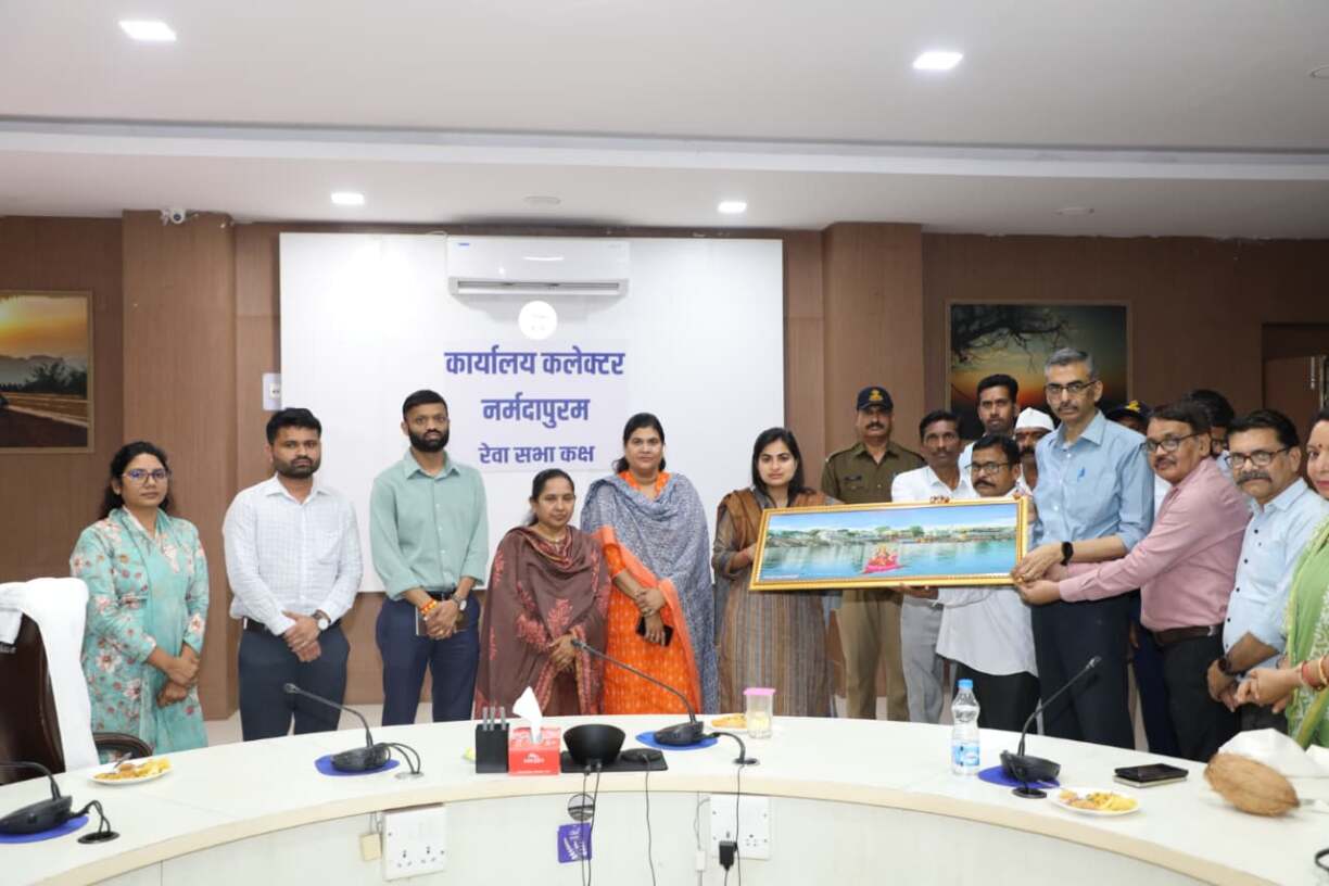 अधिकवर्षिक आयु पूर्ण कर अपर कलेक्टर नर(4)