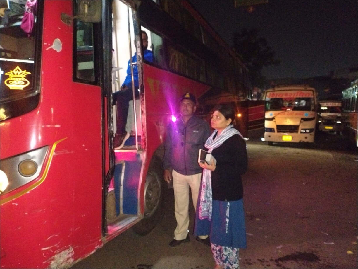 आर टी ओ द्वारा की गई देर रात स्लीपर बसों की सघन चेकिंग (1)