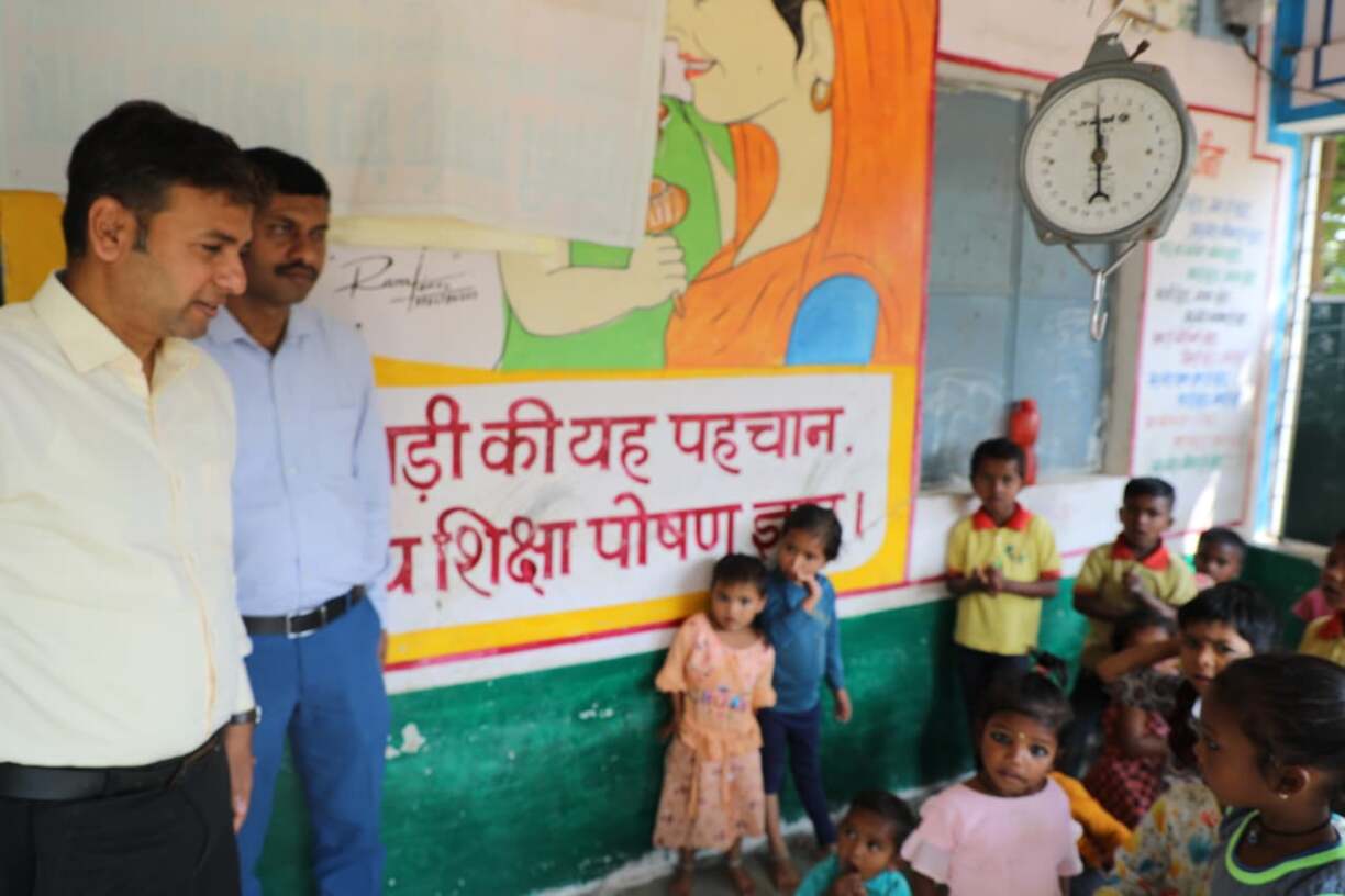 _कमिश्_नर ने आंचलखेड़ा, माखन नगर एवं सोहागपुर के परीक्षा केंद्रों का सतत निरीक्षण किया (1)