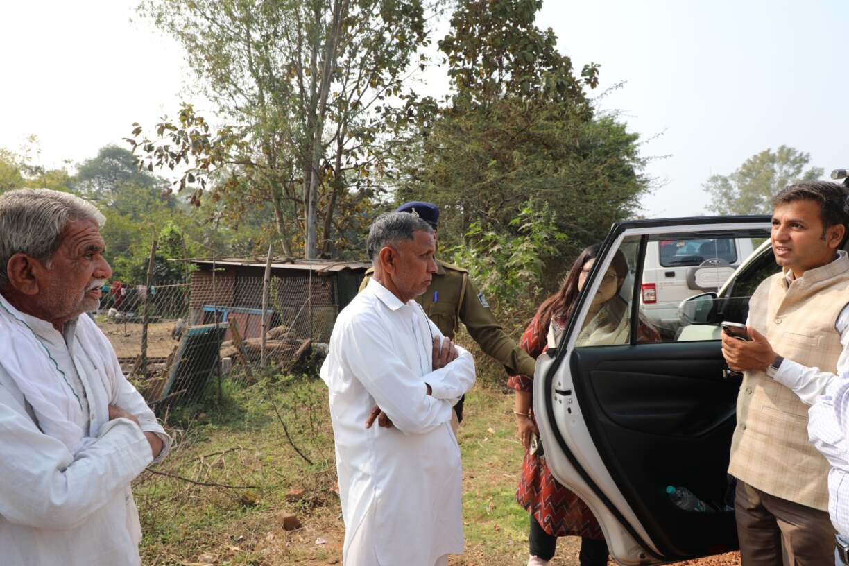 कमिश्नर पहुंचे किसानों के बीच, टेल क्षेत्र मे1)