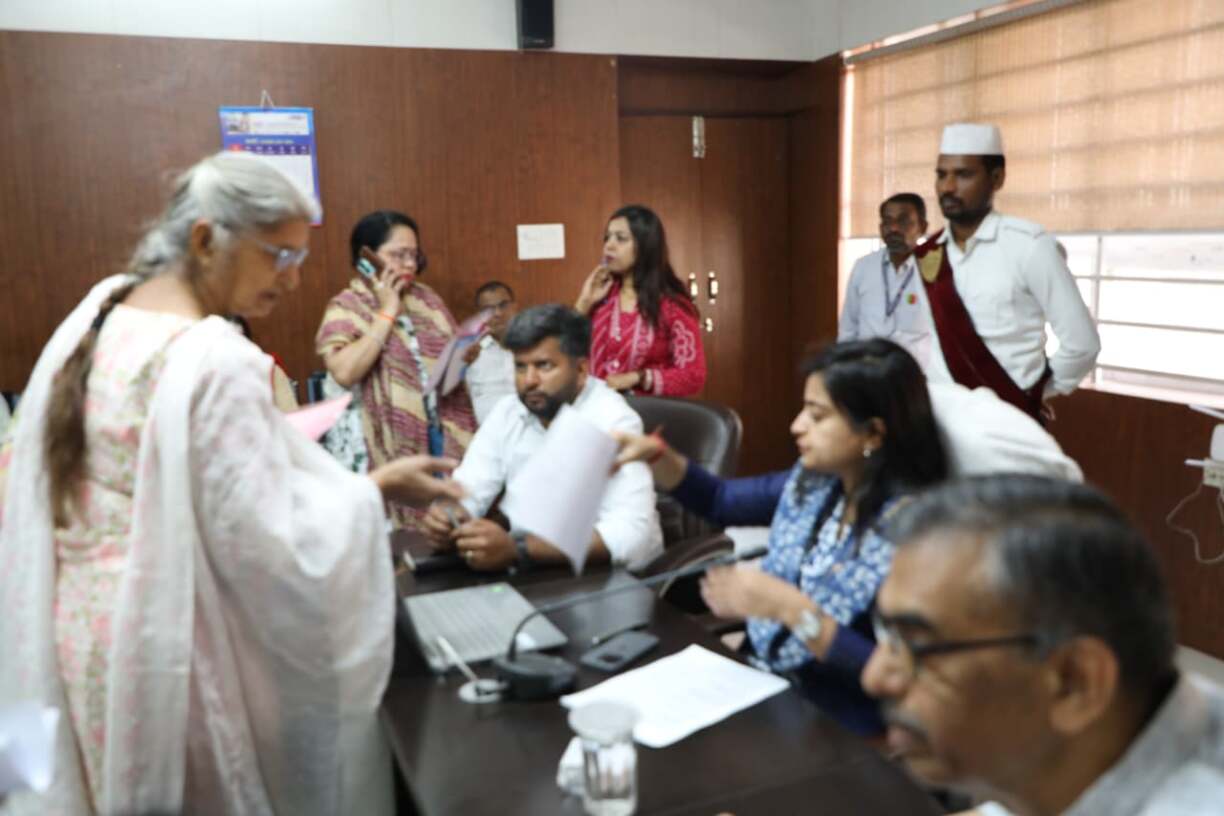 कलेक्टर सुश्री सोनिया मीना द्वारा 76 आवेदनकर्ताओं की समस्या का किया गया समाधान (2)