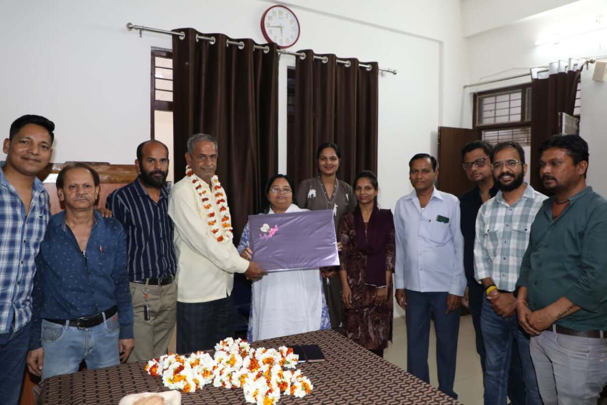 जनसंपर्क कार्यालय के भृत्य श्री हीरालाल शर्मा हुए सेवानिवृत (1)