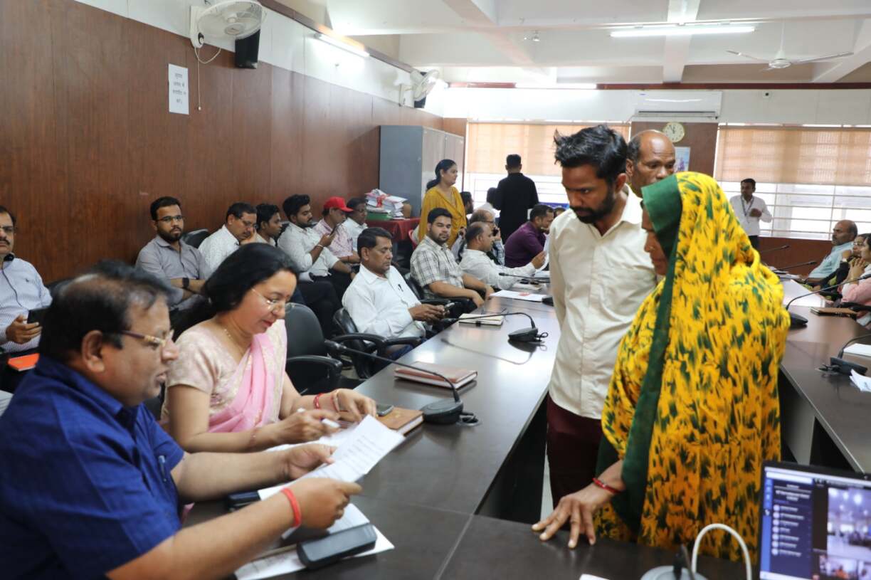 जनसुनवाई में 100 आवेदनों पर हुई सुनवाई (3)