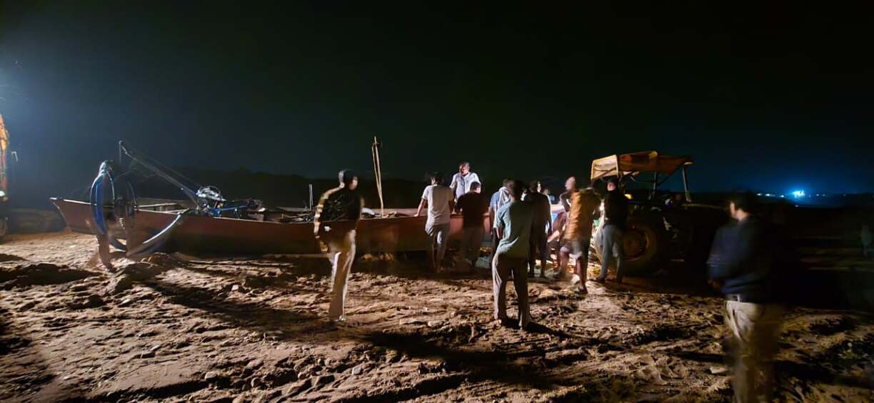 रेत का उत्खनन करते 02 पनडुब्बी एवं (3)