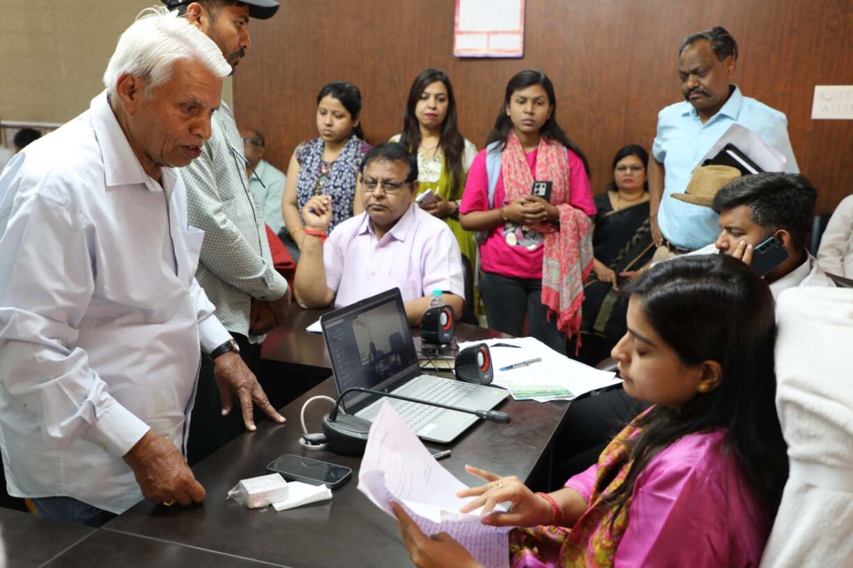 नर्मदापुरम कलेक्टर सुश्री सोनिया मीना ने 77 नागरिकों की समस्या का समाधान किया (3)