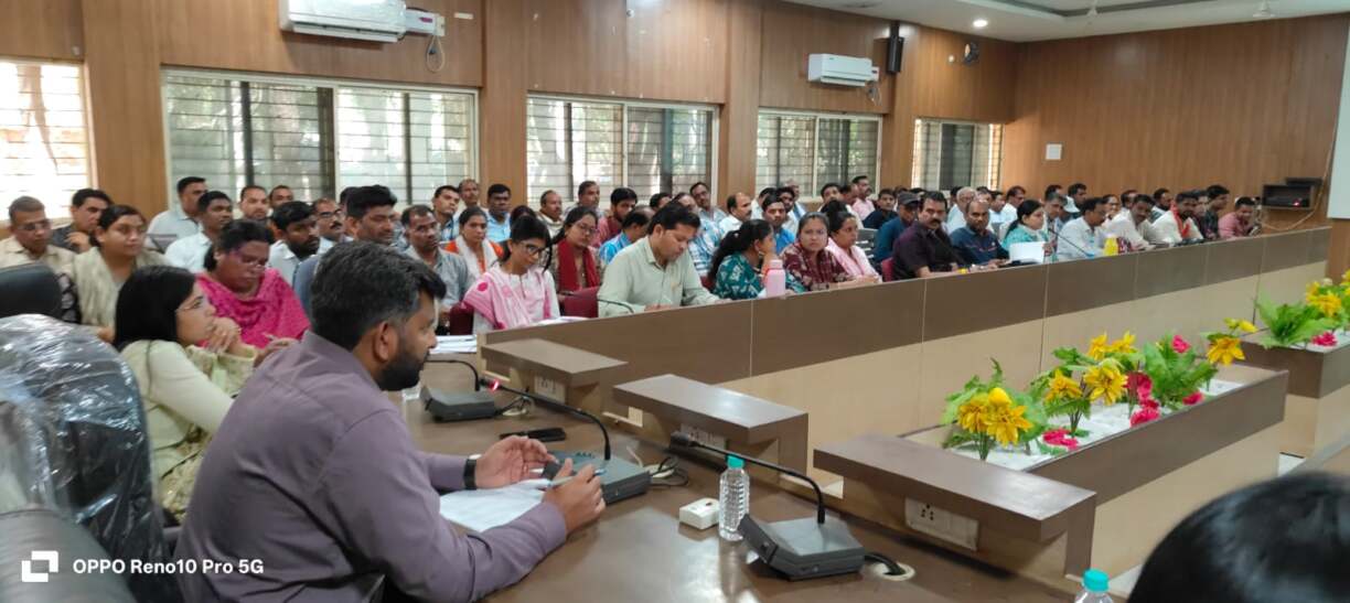 नवीन पंचायत भवन एवं सामुदायिक भवन निर्माण कार्यों की हुई समीक्षा बैठक (3)