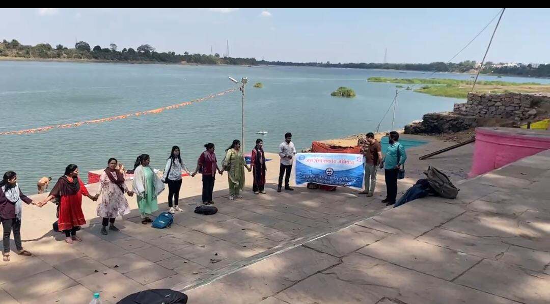 मां नर्मदा तट पर मानव श्रृंखला बनाकर लिया जल संरक्षण का संकल्प (3)
