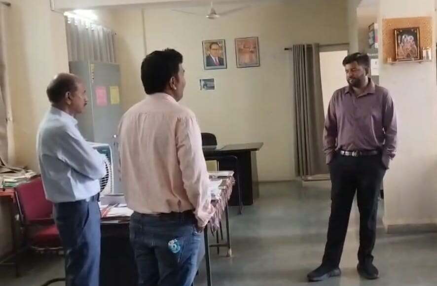 सीईओ जिला पंचायत ने किया विभागों का औचक निरीक्षण (1)