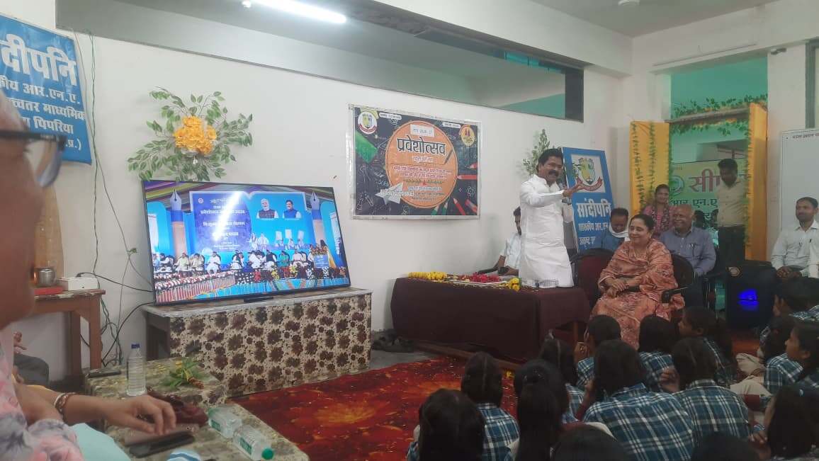 आरएनए विद्यालय में शाल