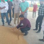 उपार्जन केंद्रों पर किसानों एवं श्रमिकों