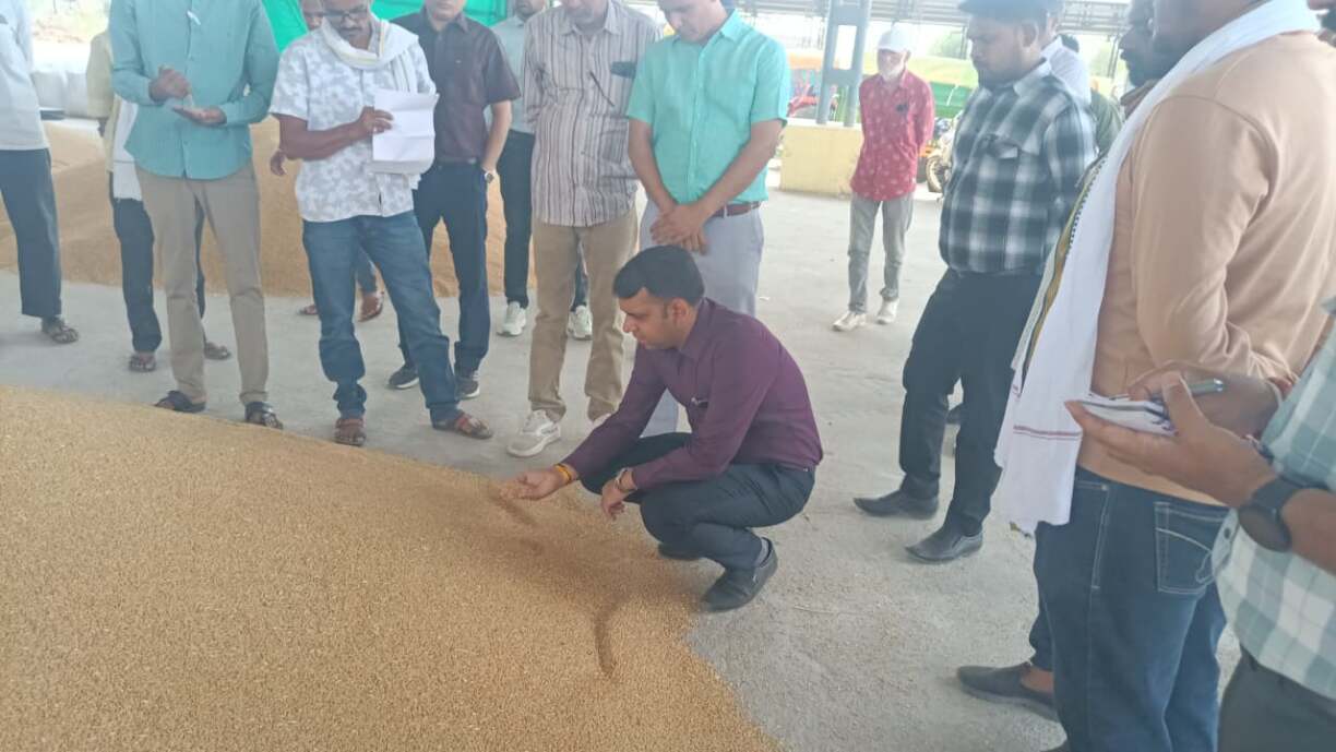 उपार्जन केंद्रों पर किसानों एवं श्रमिकों