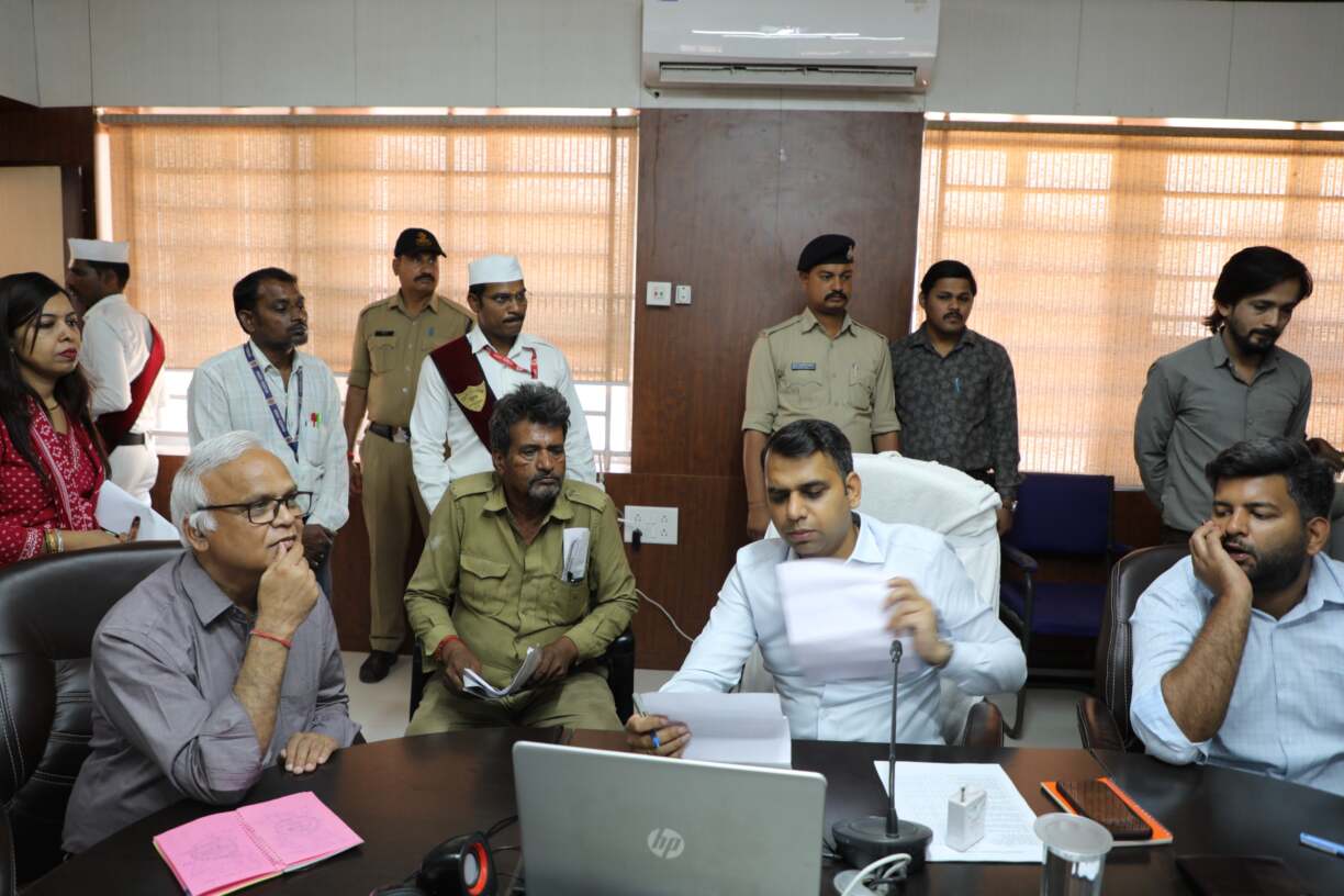कलेक्टर सोमेश मिश्रा की पहल से जनसुनवाई में दिखा नवाचार (6)