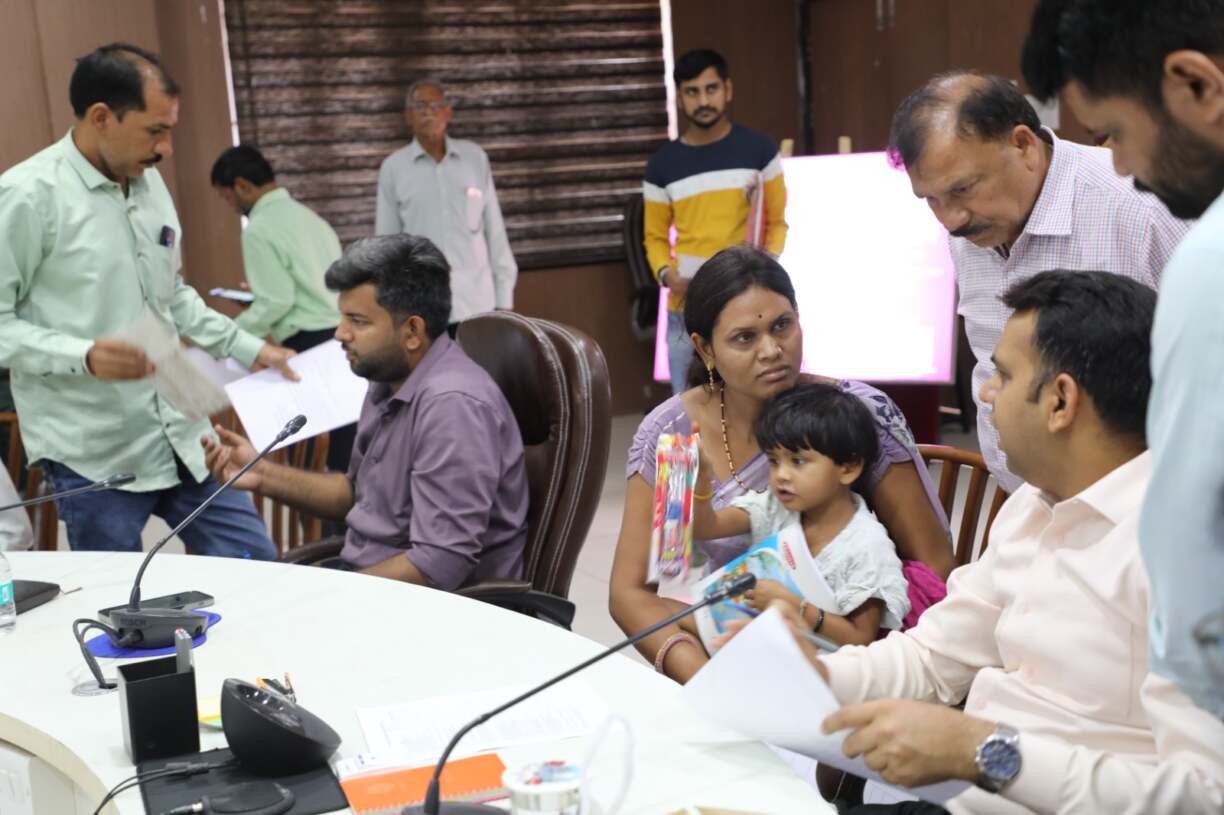 जनसुनवाई में आवेदक को कलेक्टर श्री सोमेश मिश्रा ने प्रदान की 4 लाख रुपए की राहत राशि (5)