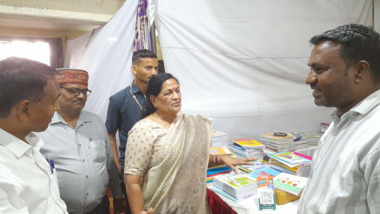 जिला स्तरीय पुस्तक मेले का शनिवार को हुआ समापन (1)