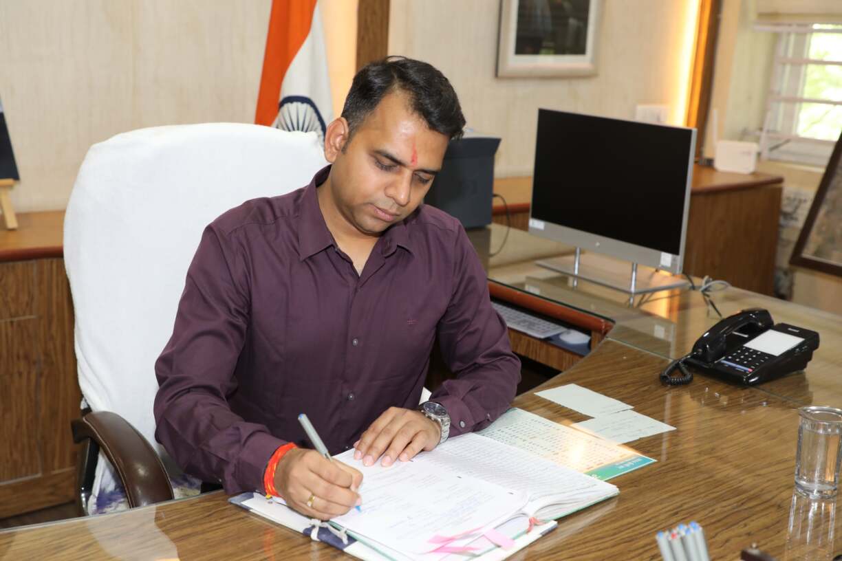 नर्मदापुरम कलेक्टर के रूप में श्री सोमेश मिश्रा ने संभाला पदभार (1)