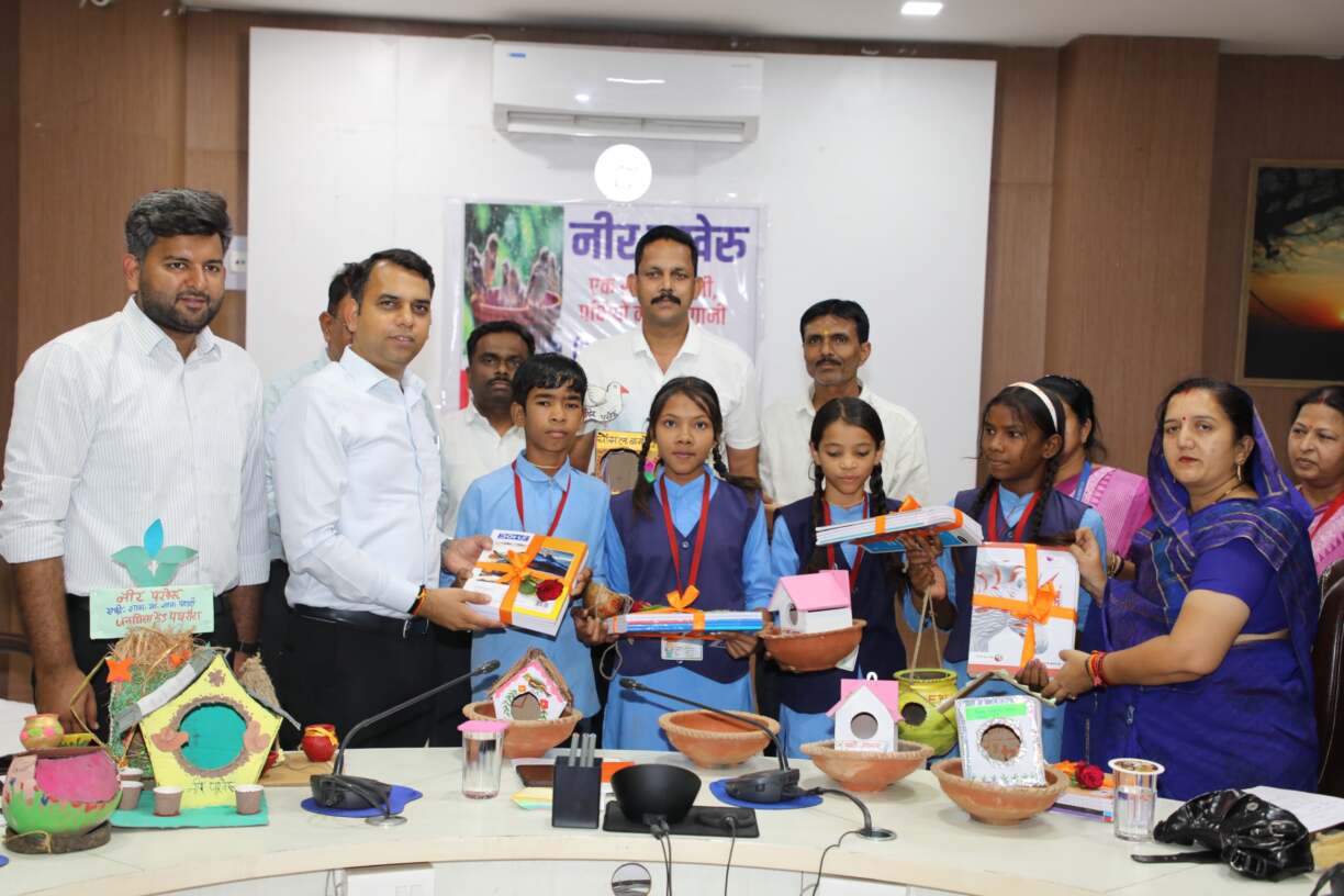 पशु पक्षियों के लिए पेयजल सभी को सामूहिक जिम्मेदारी कलेक्टर श्री सोमेश मिश्रा (4)