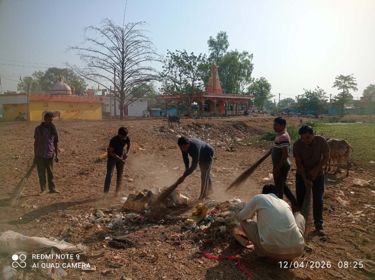 श्रमदान से प्राचीन तालाब की स1)