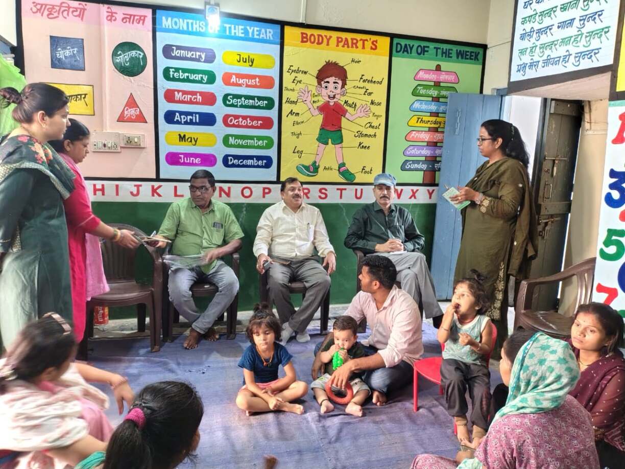 अधिकारियों ने किया आंगनवाड़ी, (3)