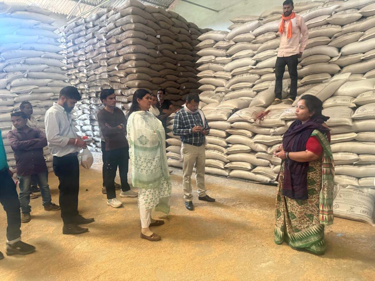 उपार्जन केंद्रों का निरीक्षण कर व्यवस्थाओं का लिया जायजा (3)