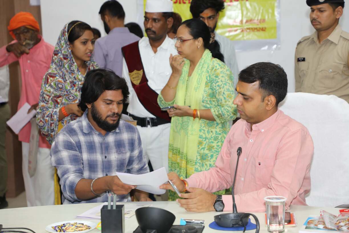 कलेक्टर के नेतृत्व में जनसुनवाई बन रही नागरिक सेवा का मंच (2)