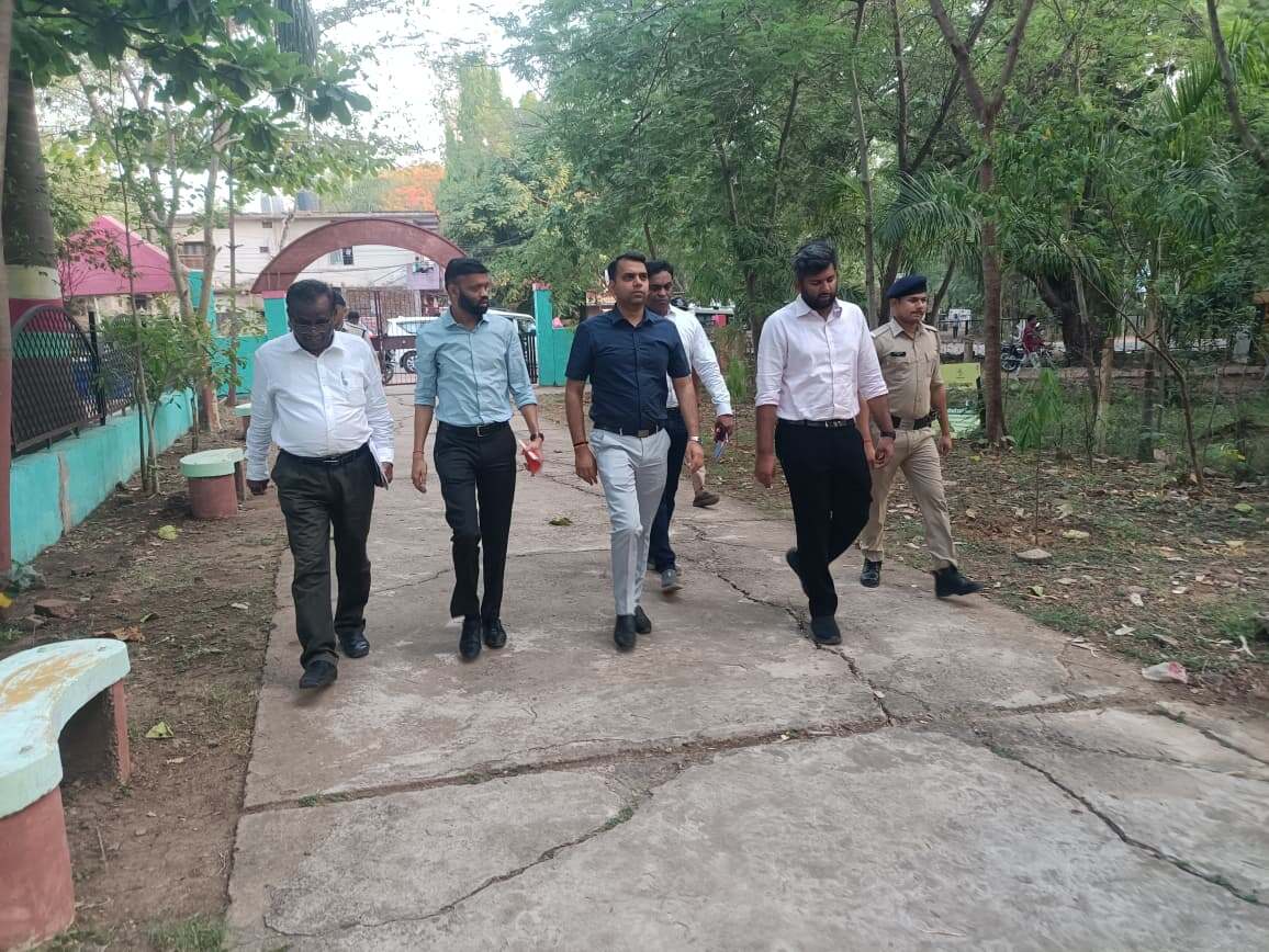 कलेक्टर श्री सोमेश मिश्रा ने किया ऑफिसर्स क्लब का निरीक्षण (4)