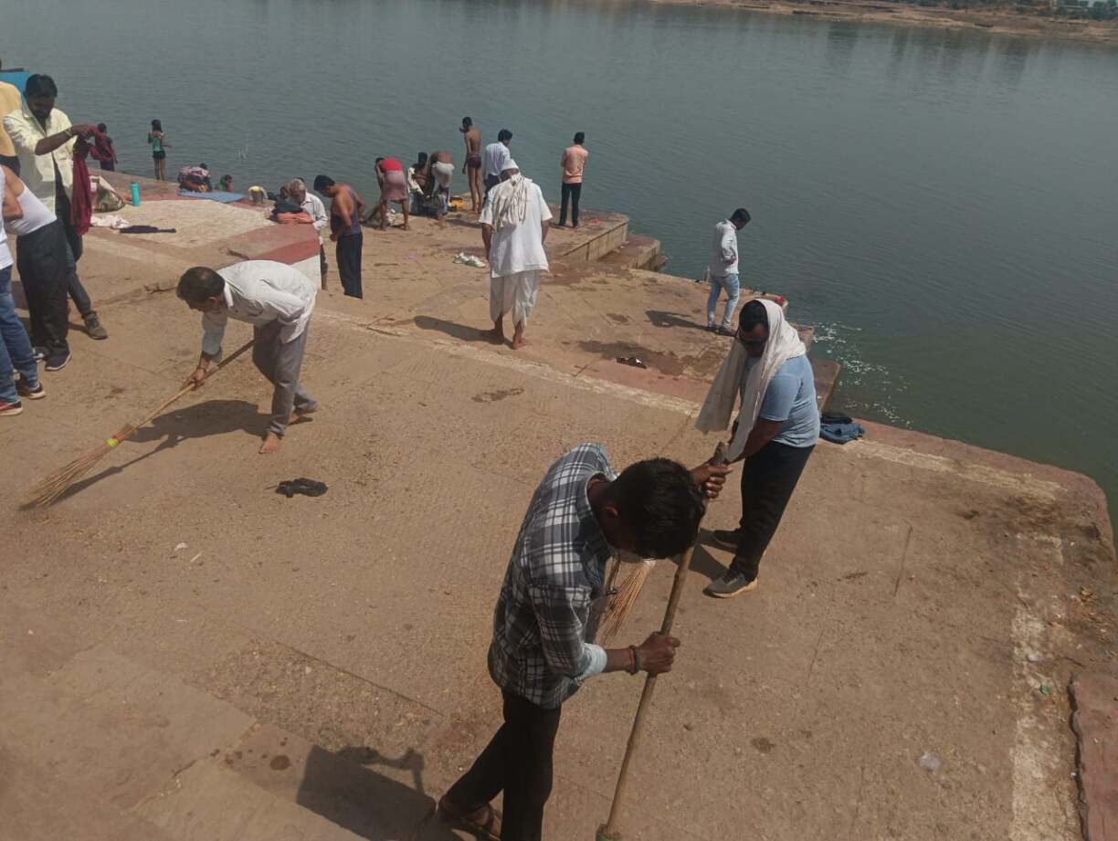 जल गंगा अभियान के तहत भिलाडिया घाट पर चलाया गया स्वच्छता अभियान