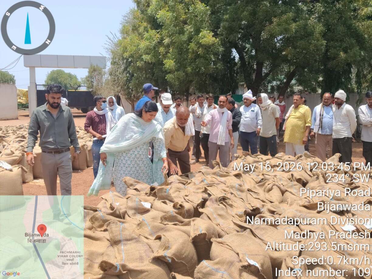 जिला आपूर्ति अधिकारी ने किया गेहूं उपार्जन केंद्रों का निरीक्षण (2)