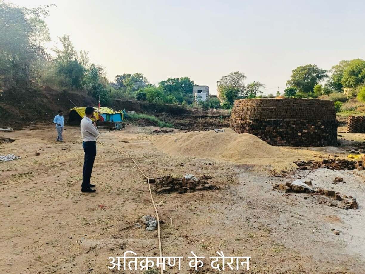 भीलपुरा में शासकीय भूमि से अतिक्रमण