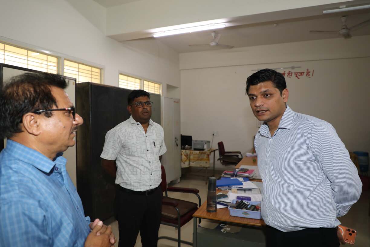 संभाग आयुक्त ने किया कमिश्नर परिसर स्थित सभी शाखाओ एव कार्यालयो का निरीक्षण (1)