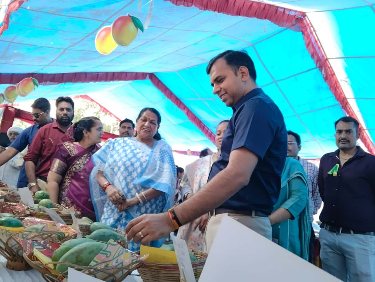 सेठानी घाट पर दो दिवसीय भव्य आम महोत्सव का शुभारंभ (4)
