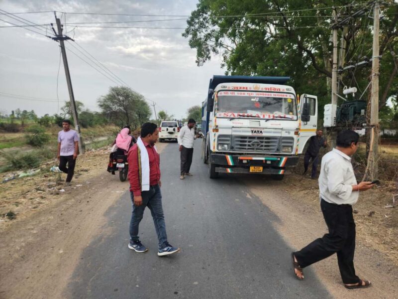 अवैध उतडंपर को किया जप्त (1)