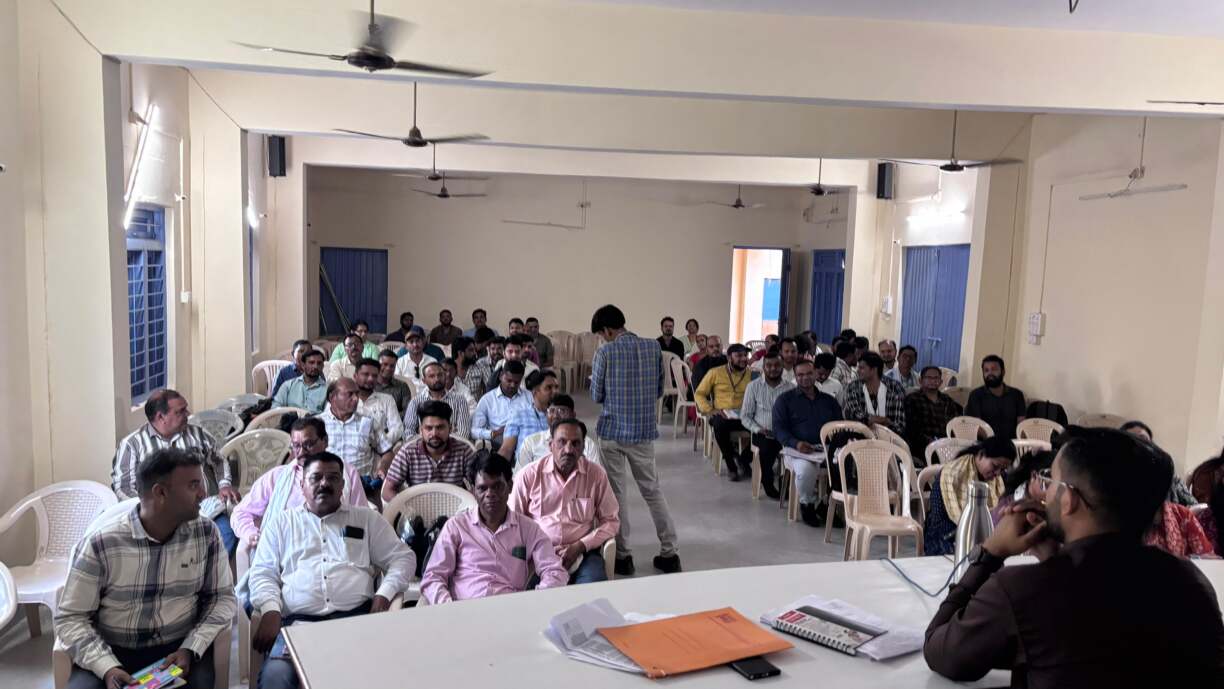 एसडीएम सिवनी मालवा ने ली राजस्व विभाग की समीक्षा बैठक (2)