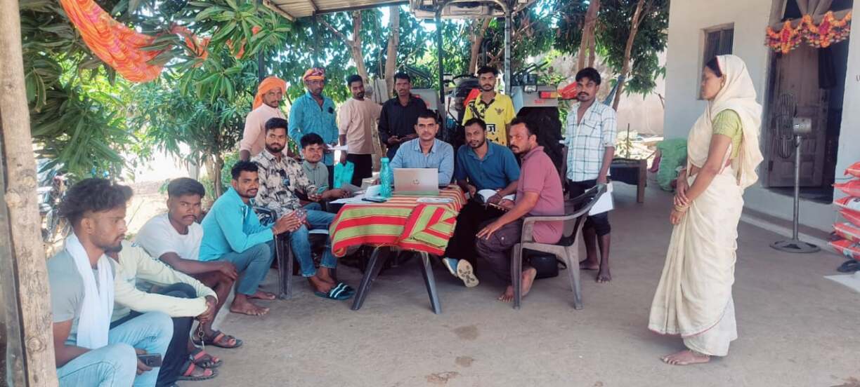 कृषि विभाग के अधिकारी पहुंचे ग्राम काजरी (2)