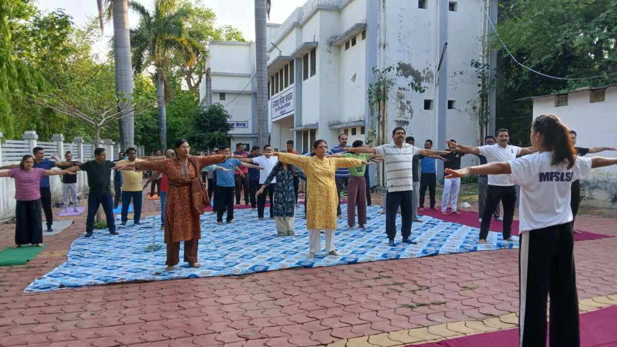 जिला न्यायालय परिसर में हुआ अंतर्राष्ट्रीय योग दिवस पर योग शिविर का आयोजन