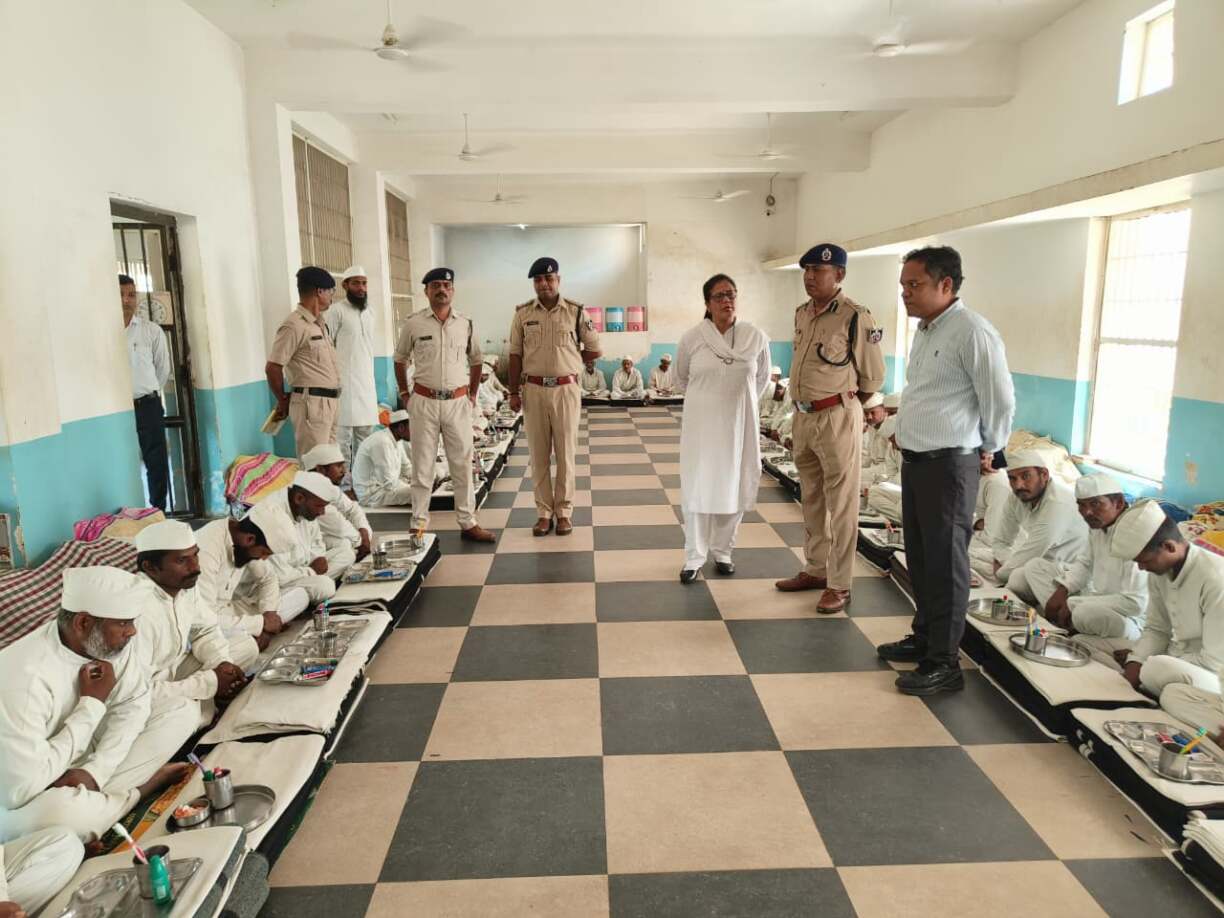 नर्मदापुरम् केंद्रीय जेल का प्रधान 1)