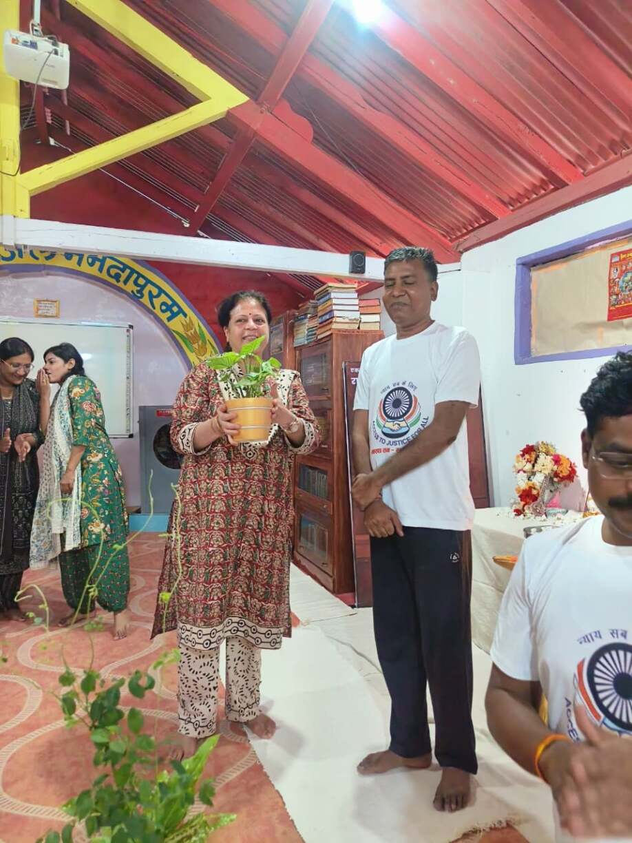 योगा विधिक सप्ताह का शुभारंभ हुआ केन्द्रीय जेल नर्मदापुरम् में (2)